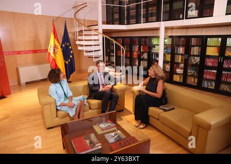 Madrid, 10.11.2023. Abgeordnetenkongress. Der Generalsekretär der PSOE und amtierender Regierungspräsident Pedro Sánchez und María Jesús Montero während des Treffens zur Verhandlung seiner Amtseinführung mit den Vertretern der politischen Parteien. Auf dem Bild, mit der Vertreterin der Kanarischen Koalition, Cristina Valido. Foto: Jaime García. ARCHDC. Quelle: Album / Archivo ABC / Jaime García Stockfoto