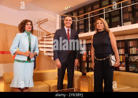Madrid, 10.11.2023. Abgeordnetenkongress. Der Generalsekretär der PSOE und amtierender Regierungspräsident Pedro Sánchez und María Jesús Montero während des Treffens zur Verhandlung seiner Amtseinführung mit den Vertretern der politischen Parteien. Auf dem Bild, mit der Vertreterin der Kanarischen Koalition, Cristina Valido. Foto: Jaime García. ARCHDC. Quelle: Album / Archivo ABC / Jaime García Stockfoto