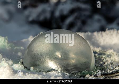 Eine gefrorene Seifenblase mit strukturierter, eisbedeckter Oberfläche an einer 40 Untertage im Norden Kanadas während der Wintersaison. Stockfoto