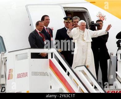 Madrid, 21.08.2011. Abschied des Königs und der Königin von seiner Heiligkeit Papst Benedikt XVI. Nach seinem Besuch in Spanien. Foto: Ángel de Antonio. ARCHDC. Quelle: Album / Archivo ABC / Ángel de Antonio Stockfoto