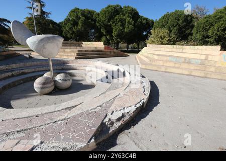 Madrid, 14.11.2017. Der Teich des Tierno-Galván-Parks im Bezirk Arganzuela. Verschlechterung des Bereichs. Blattstreu. Foto: Jaime García. ARCHDC. Quelle: Album / Archivo ABC / Jaime García Stockfoto