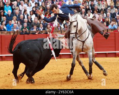 Sevilla, 04/30/2017. Stierkampf zu Pferd. Sechs Stiere von Fermin Bohorquez. Der Stierkämpfer auf dem Pferd Sergio Galan. Foto: Raul Doblado. ARCHSEV. Quelle: Album / Archivo ABC / Raúl Doblado Stockfoto