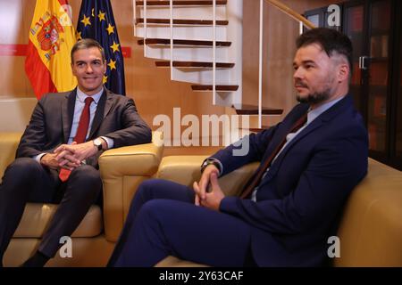 Madrid, 10.11.2023. Abgeordnetenkongress. Der Generalsekretär der PSOE und amtierender Regierungspräsident Pedro Sánchez, begleitet von Minister Félix Bolaños während der Sitzung, in der er seine Amtseinführung mit den Vertretern der Fraktionen aushandelte. Auf dem Bild, mit Gabriel Rufián vom ERC. Foto: Jaime García. ARCHDC. Quelle: Album / Archivo ABC / Jaime García Stockfoto