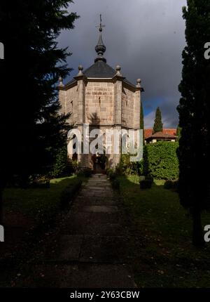 Rascafría (Madrid), 11.08.2023. Bericht über das Königliche Kloster Santa María de El Paular der Benediktinermönche. Sonnenuhr im Innenhof des Hauptklosters. Foto: Ignacio Gil. ARCHDC. Quelle: Album / Archivo ABC / Ignacio Gil Stockfoto