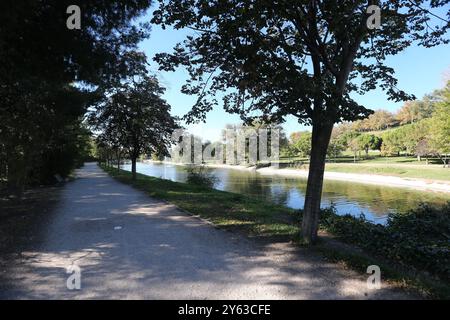 Madrid, 14.11.2017. Der Teich des Tierno-Galván-Parks im Bezirk Arganzuela. Verschlechterung des Bereichs. Blattstreu. Foto: Jaime García. ARCHDC. Quelle: Album / Archivo ABC / Jaime García Stockfoto