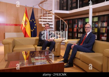 Madrid, 10.11.2023. Abgeordnetenkongress. Der Generalsekretär der PSOE und amtierender Regierungspräsident Pedro Sánchez hat während des Treffens zur Verhandlung seiner Amtseinführung mit den Vertretern der politischen Parteien stattgefunden. Im Bild mit dem Vertreter der UPN, Alberto Catalán. Foto: Jaime García. ARCHDC. Quelle: Album / Archivo ABC / Jaime García Stockfoto