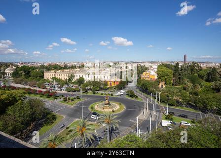 Sevilla, 22.06.2021. Bericht über das Gebäude des Provinzgerichts von Sevilla und seine versteckten Ecken. Blick auf Sevilla vom Provinzgericht. Brunnen der vier Jahreszeiten, Glorieta de Don Juan de Austria. Nördliche Grenze der Avenida del Cid. Im Hintergrund die Royal Tobacco Factory. Foto: Vanessa Gómez. ARCHSEV. Quelle: Album / Archivo ABC / Vanessa Gómez Stockfoto