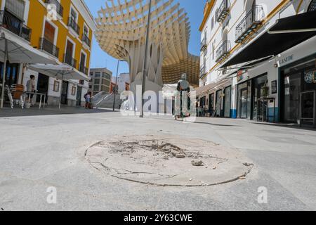 Sevilla. 25-Juli-2024. Die Brunnen, die sich in der Regina Street befanden und zum Pilzprojekt Plaza de la Encarnacion gehörten, wurden entfernt. Foto: Raul Doblado. Archsev. Quelle: Album / Archivo ABC / Raúl Doblado Stockfoto