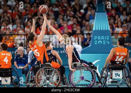 Niederlande Mariska Beijer (15) schießt über die Vereinigten Staaten Rose Hollermann (15) während des Women’s Rollstuhl Basketball Goldmedaillenspiels im Paris P Stockfoto