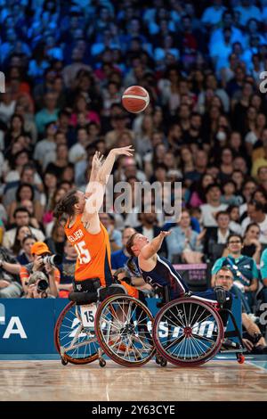 Niederlande Mariska Beijer (15) schießt über die Vereinigten Staaten Courtney Ryan (55) während des Women’s Rollstuhl Basketball Goldmedaillenspiels im Paris Par Stockfoto