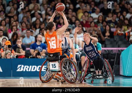 Niederlande Mariska Beijer (15) schießt über die Vereinigten Staaten Courtney Ryan (55) während des Women’s Rollstuhl Basketball Goldmedaillenspiels im Paris Par Stockfoto