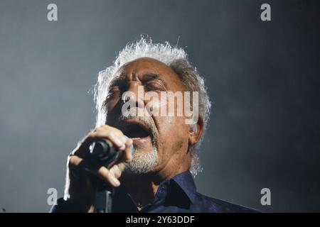 Sevilla, 19.06.2024. Tom Jones Konzert beim berühmten Santalucía Sevilla fest auf der Plaza de España. Foto: Raúl Doblado. Archsev. Quelle: Album / Archivo ABC / Raúl Doblado Stockfoto