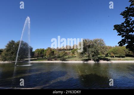 Madrid, 14.11.2017. Der Teich des Tierno-Galván-Parks im Bezirk Arganzuela. Verschlechterung des Bereichs. Blattstreu. Foto: Jaime García. ARCHDC. Quelle: Album / Archivo ABC / Jaime García Stockfoto