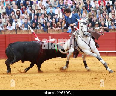 Sevilla, 04/30/2017. Stierkampf zu Pferd. Sechs Stiere von Fermin Bohorquez. Der Stierkämpfer auf dem Pferd Sergio Galan. Foto: Raul Doblado. ARCHSEV. Quelle: Album / Archivo ABC / Raúl Doblado Stockfoto