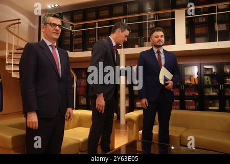 Madrid, 10.11.2023. Abgeordnetenkongress. Der Generalsekretär der PSOE und amtierender Regierungspräsident Pedro Sánchez, begleitet von Minister Félix Bolaños während der Sitzung, in der er seine Amtseinführung mit den Vertretern der Fraktionen aushandelte. Auf dem Bild, mit Gabriel Rufián vom ERC. Foto: Jaime García. ARCHDC. Quelle: Album / Archivo ABC / Jaime García Stockfoto