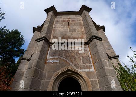 Rascafría (Madrid), 11.08.2023. Bericht über das Königliche Kloster Santa María de El Paular der Benediktinermönche. Sonnenuhr im Innenhof des Hauptklosters. Foto: Ignacio Gil. ARCHDC. Quelle: Album / Archivo ABC / Ignacio Gil Stockfoto