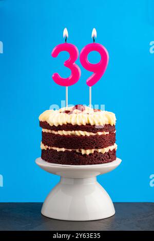 Geburtstagsnummer 39 - Kerze mit rotem Samtkuchen Stockfoto