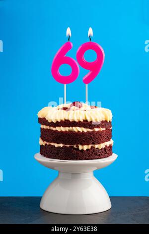 Geburtstagsnummer 69 - Kerze mit rotem Samtkuchen Stockfoto