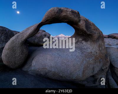 Ein natürlich geformter Bogen in der Nacht in der Alabama Hills National Scenic Area, Eastern Sierra Nevadas, Kalifornien. Stockfoto