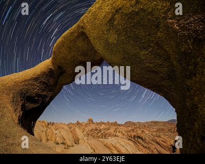 Ein natürlich geformter Bogen in der Nacht in der Alabama Hills National Scenic Area, Eastern Sierra Nevadas, Kalifornien. Stockfoto