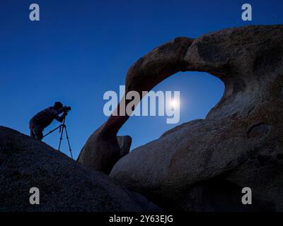 Ein natürlich geformter Bogen in der Nacht in der Alabama Hills National Scenic Area, Eastern Sierra Nevadas, Kalifornien. Stockfoto