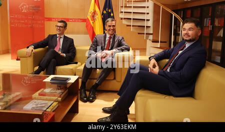 Madrid, 10.11.2023. Abgeordnetenkongress. Der Generalsekretär der PSOE und amtierender Regierungspräsident Pedro Sánchez, begleitet von Minister Félix Bolaños während der Sitzung, in der er seine Amtseinführung mit den Vertretern der Fraktionen aushandelte. Auf dem Bild, mit Gabriel Rufián vom ERC. Foto: Jaime García. ARCHDC. Quelle: Album / Archivo ABC / Jaime García Stockfoto