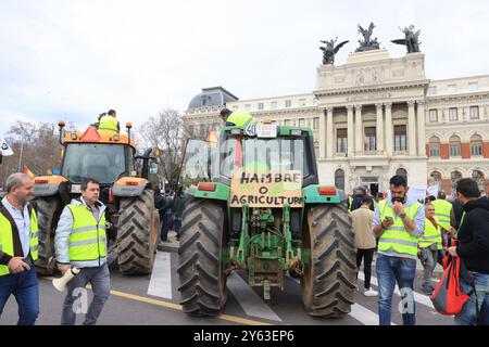 Madrid, 21.02.2024. Demonstration von Bauern und Viehzüchtern rund um die Puerta de Alcalá. Foto: Jaime García. ARCHDC. Quelle: Album / Archivo ABC / Jaime García Stockfoto