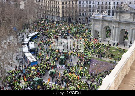 Madrid, 21.02.2024. Demonstration von Bauern und Viehzüchtern rund um die Puerta de Alcalá. Foto: Jaime García. ARCHDC. Quelle: Album / Archivo ABC / Jaime García Stockfoto