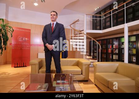 Madrid, 10.11.2023. Abgeordnetenkongress. Der Generalsekretär der PSOE und amtierender Regierungspräsident Pedro Sánchez hat während des Treffens zur Verhandlung seiner Amtseinführung mit den Vertretern der politischen Parteien stattgefunden. Im Bild mit dem Vertreter der UPN, Alberto Catalán. Foto: Jaime García. ARCHDC. Quelle: Album / Archivo ABC / Jaime García Stockfoto