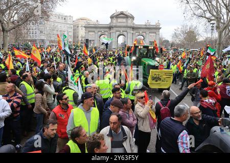 Madrid, 21.02.2024. Demonstration von Bauern und Viehzüchtern rund um die Puerta de Alcalá. Foto: Jaime García. ARCHDC. Quelle: Album / Archivo ABC / Jaime García Stockfoto