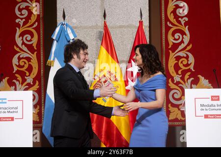 Madrid, 21.06.2024. Der argentinische Präsident Javier Milei erhält von der Präsidentin Isabel Díaz Ayuso die Internationale Medaille der Gemeinschaft Madrid. Foto: Ángel de Antonio. ARCHDC. Quelle: Album / Archivo ABC / Ángel de Antonio Stockfoto