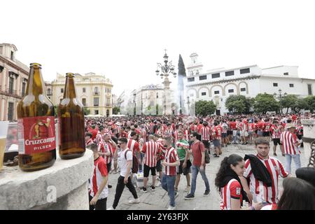 Sevilla, 06.04.2024. Atmosphäre im Zentrum vor dem Finale der Copa de Su Majestad el Rey im Cartuja-Stadion zwischen Real Mallorca und Athletic Club de Bilbao. Sportliche Fans. Foto: Raúl Doblado. ARCHSEV. Quelle: Album / Archivo ABC / Raúl Doblado Stockfoto