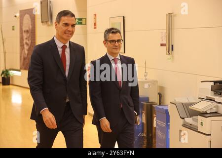 Madrid, 10.11.2023. Abgeordnetenkongress. Der Generalsekretär der PSOE und amtierender Regierungspräsident Pedro Sánchez, begleitet von Minister Félix Bolaños während der Sitzung, in der er seine Amtseinführung mit den Vertretern der Fraktionen aushandelte. Auf dem Bild, mit Gabriel Rufián vom ERC. Foto: Jaime García. ARCHDC. Quelle: Album / Archivo ABC / Jaime García Stockfoto