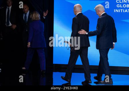 Manhattan, Usa. September 2024. Präsident Joe Biden erhält von Präsident Bill Clinton ein Pat auf die Seite, nachdem er den Clinton Global Citizen Award bei der Clinton Global Initiative (CGI) in New York City angenommen hatte Credit: SOPA Images Limited/Alamy Live News Stockfoto