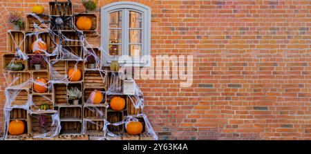 Halloween Herbst dekorierte Outdoor Café oder Restaurant Terrasse in Amerika oder Europa mit Kürbissen Herbst Blumen traditionelle Attribute von Halloween. Innenhofdekoration für Partys. Stockfoto