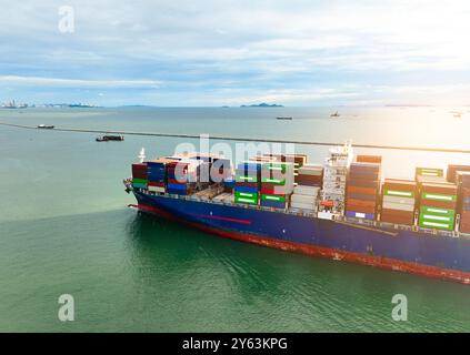Luftaufnahme des Containerladungsschiffes auf See. Internationaler Versand und Logistik. Seefrachtverkehr. Welthandel und Exportimport Stockfoto