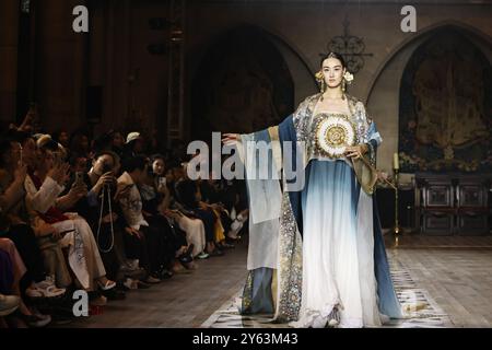 Paris, Frankreich. September 2024. Ein Modell präsentiert eine Kreation der Heaven Gaia Moon Frühjahr/Sommer 2025 Kollektionen des chinesischen Modedesigners Xiong Ying während der Paris Fashion Week am 23. September 2024 in Paris. Quelle: Gao Jing/Xinhua/Alamy Live News Stockfoto