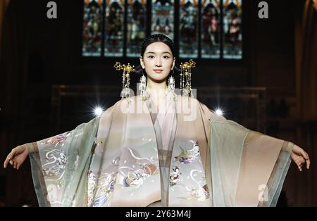 Paris, Frankreich. September 2024. Ein Modell präsentiert eine Kreation der Heaven Gaia Moon Frühjahr/Sommer 2025 Kollektionen des chinesischen Modedesigners Xiong Ying während der Paris Fashion Week am 23. September 2024 in Paris. Quelle: Gao Jing/Xinhua/Alamy Live News Stockfoto