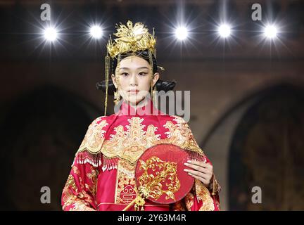 Paris, Frankreich. September 2024. Ein Modell präsentiert eine Kreation der Heaven Gaia Moon Frühjahr/Sommer 2025 Kollektionen des chinesischen Modedesigners Xiong Ying während der Paris Fashion Week am 23. September 2024 in Paris. Quelle: Gao Jing/Xinhua/Alamy Live News Stockfoto