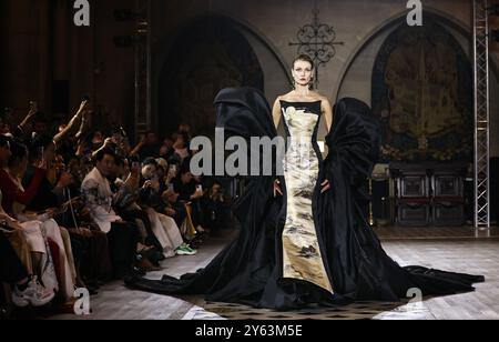 Paris, Frankreich. September 2024. Ein Modell präsentiert eine Kreation der Heaven Gaia Moon Frühjahr/Sommer 2025 Kollektionen des chinesischen Modedesigners Xiong Ying während der Paris Fashion Week am 23. September 2024 in Paris. Quelle: Gao Jing/Xinhua/Alamy Live News Stockfoto