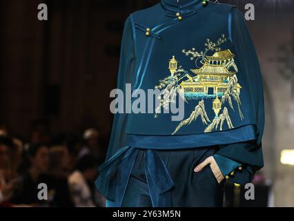 Paris, Frankreich. September 2024. Ein Modell präsentiert eine Kreation der Heaven Gaia Moon Frühjahr/Sommer 2025 Kollektionen des chinesischen Modedesigners Xiong Ying während der Paris Fashion Week am 23. September 2024 in Paris. Quelle: Gao Jing/Xinhua/Alamy Live News Stockfoto