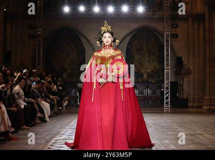 Paris, Frankreich. September 2024. Ein Modell präsentiert eine Kreation der Heaven Gaia Moon Frühjahr/Sommer 2025 Kollektionen des chinesischen Modedesigners Xiong Ying während der Paris Fashion Week am 23. September 2024 in Paris. Quelle: Gao Jing/Xinhua/Alamy Live News Stockfoto