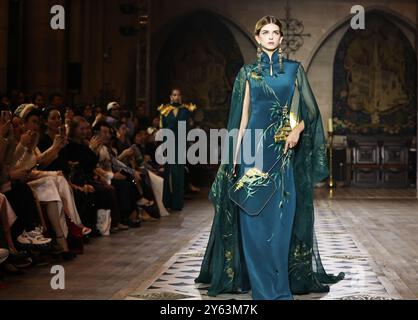 Paris, Frankreich. September 2024. Ein Modell präsentiert eine Kreation der Heaven Gaia Moon Frühjahr/Sommer 2025 Kollektionen des chinesischen Modedesigners Xiong Ying während der Paris Fashion Week am 23. September 2024 in Paris. Quelle: Gao Jing/Xinhua/Alamy Live News Stockfoto