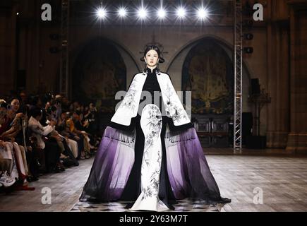 Paris, Frankreich. September 2024. Ein Modell präsentiert eine Kreation der Heaven Gaia Moon Frühjahr/Sommer 2025 Kollektionen des chinesischen Modedesigners Xiong Ying während der Paris Fashion Week am 23. September 2024 in Paris. Quelle: Gao Jing/Xinhua/Alamy Live News Stockfoto