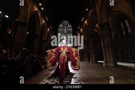 Paris, Frankreich. September 2024. Ein Modell präsentiert eine Kreation der Heaven Gaia Moon Frühjahr/Sommer 2025 Kollektionen des chinesischen Modedesigners Xiong Ying während der Paris Fashion Week am 23. September 2024 in Paris. Quelle: Gao Jing/Xinhua/Alamy Live News Stockfoto