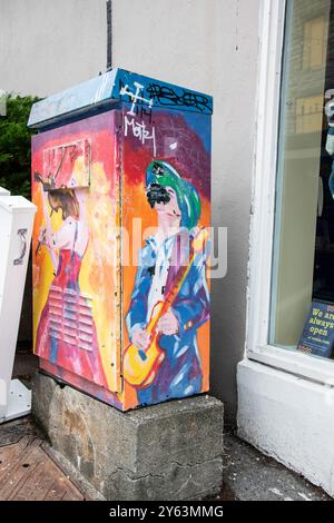 Musiker, die Musikgemälde auf der elektrischen Verkehrskontrollbox in der George Street im Stadtzentrum von St. John's, Neufundland & Labrador, Kanada, spielen Stockfoto