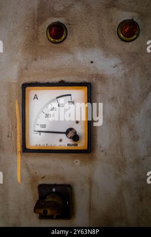 Spannungsmesser am alten und rustikalen Schaltschrank der elektrischen Schalttafel Stockfoto