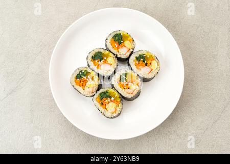 Koreanischer gerollter Gimbap, hergestellt aus Reis, Gurke, Thunfisch, Karotten, Wurst, Krabbenstock und mit Algenlader umwickelt. Stockfoto