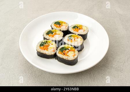 Koreanischer gerollter Gimbap, hergestellt aus Reis, Gurke, Thunfisch, Karotten, Wurst, Krabbenstock und mit Algenlader umwickelt. Stockfoto