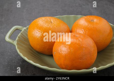Frische und reife Orangenfrüchte auf Teller Stockfoto